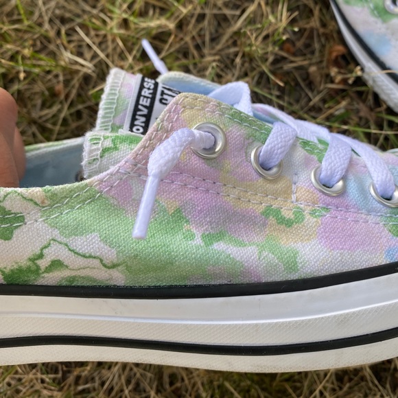 Women’s Converse Size 9 Shoes— like new - Picture 5 of 5